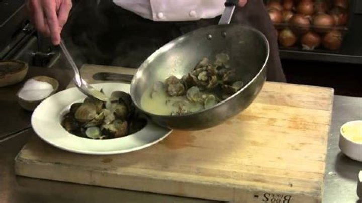 How To Eat Steamed Clams